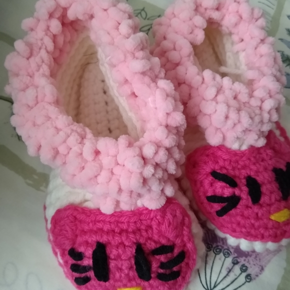 Hello Kitty baby shoes, handmade crochet - Picture 4 of 4
